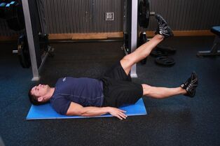 Hombre con prostatitis realiza un ejercicio en el gimnasio.