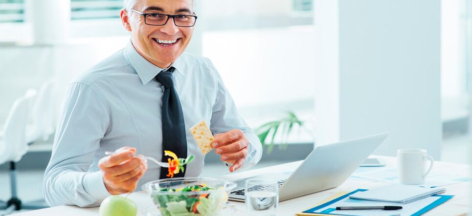 un hombre a dieta con prostatitis