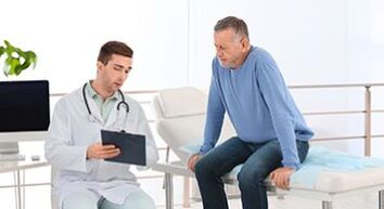 el doctor habla con el paciente