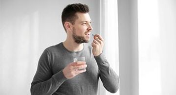 el hombre está tomando medicamentos para el tratamiento de la prostatitis