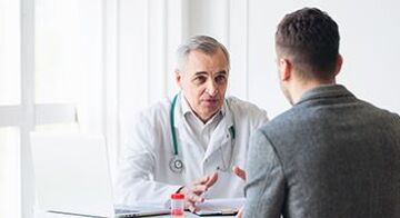 un hombre en una cita con un especialista