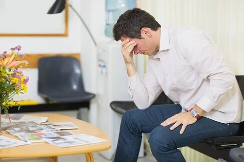 el hombre pensó en el tratamiento de la prostatitis con medicamentos