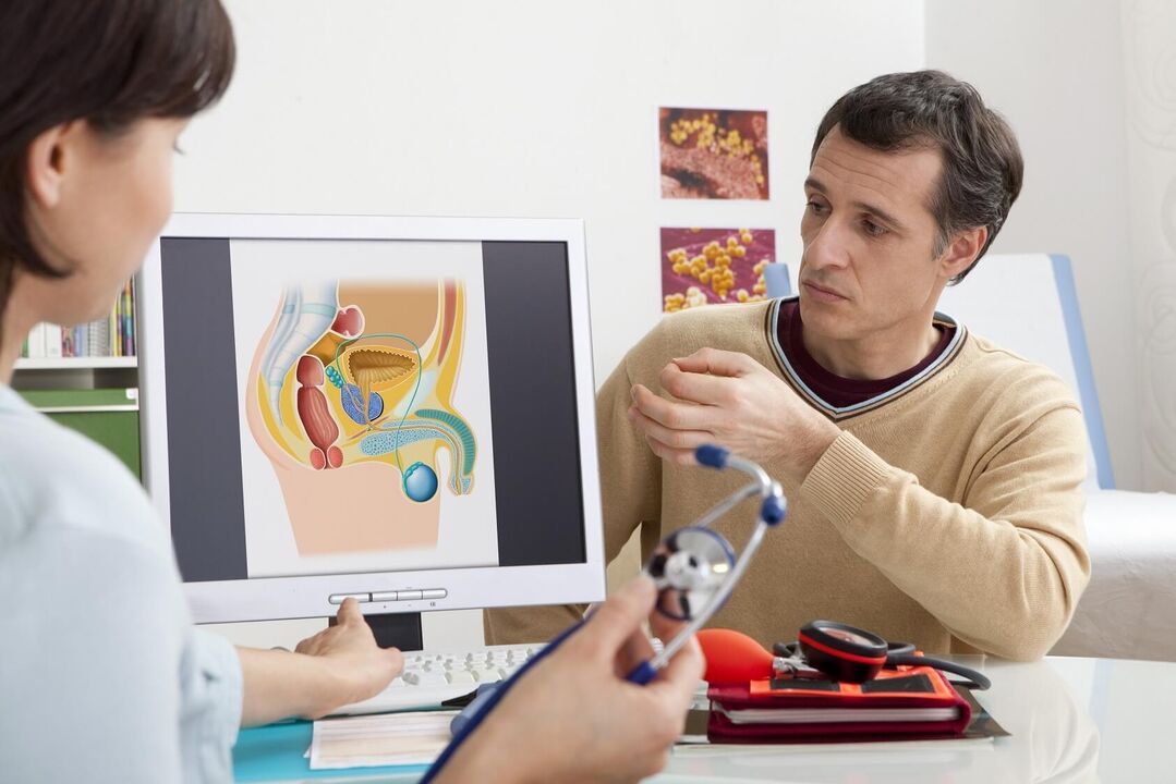 Ante los primeros signos de prostatitis, un hombre debe consultar a un urólogo.