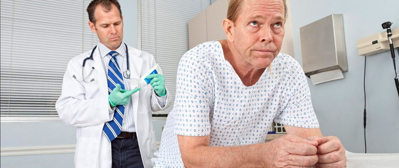 Un hombre con prostatitis en el procedimiento de un médico
