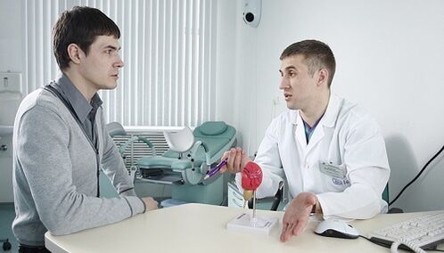 El médico prescribe tratamiento para la prostatitis con un dispositivo.
