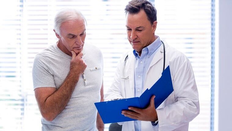 El médico prescribe tratamiento para la prostatitis.